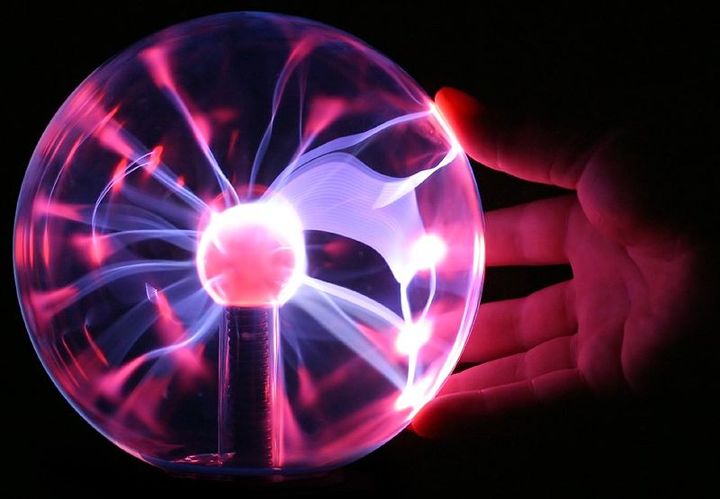 800px-Plasma_lamp_touching.jpg